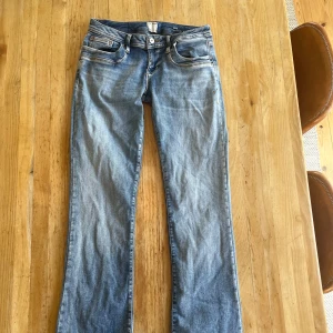 LTB Ljusblå bootcut jeans - Ljusblå jeans med bootcut passform och klassiska fem fickor. Jeansen är lite slitna vid beslut.           Storlek: W27 L34