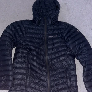 Svart dunjacka Peak Performance - Säljer min peak performance jacka har ingen användning för den. Tror jag köpte den för ca 2000 ny. Storlek 160