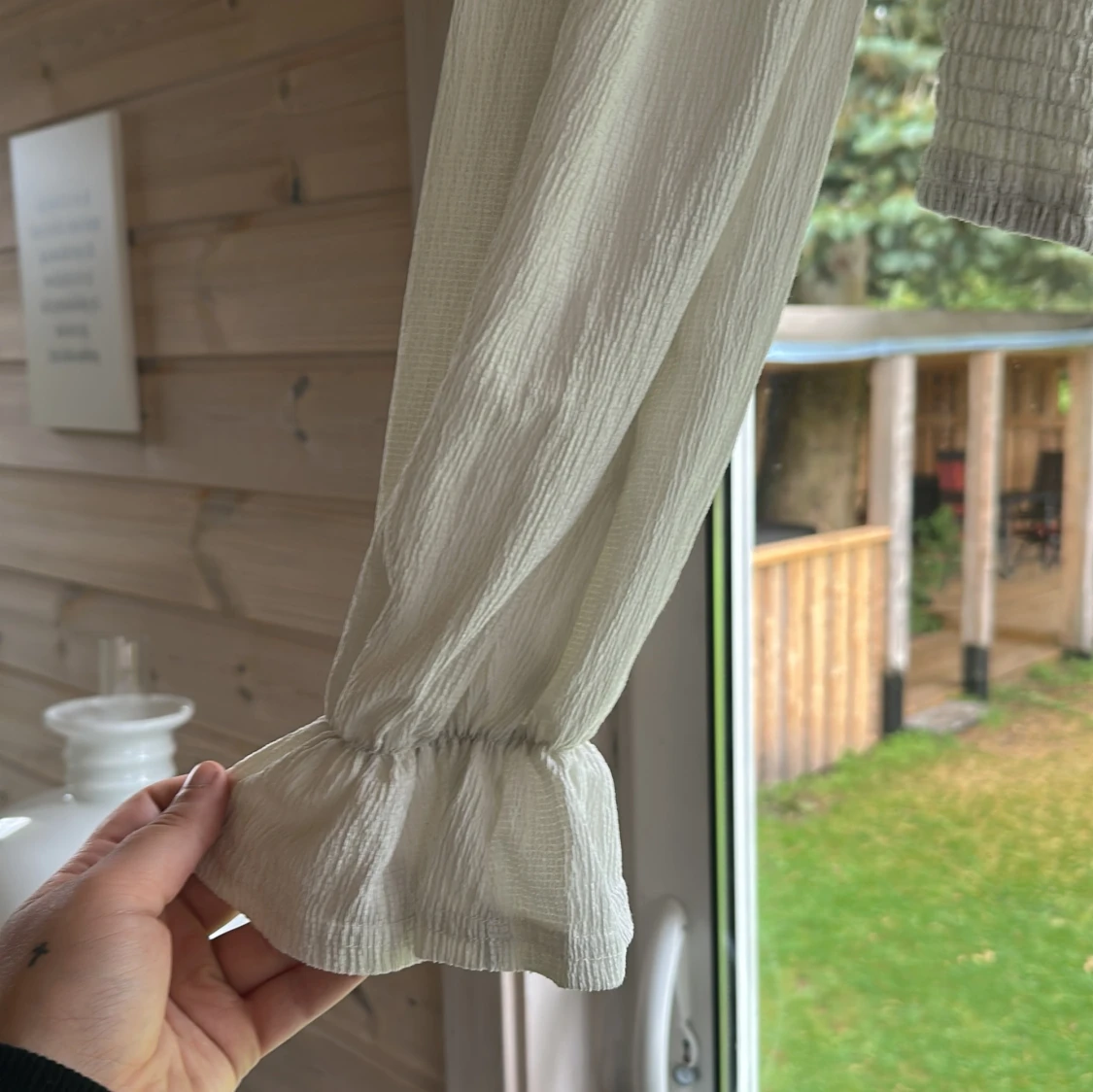 Vit smockad blus med volangärm - 1