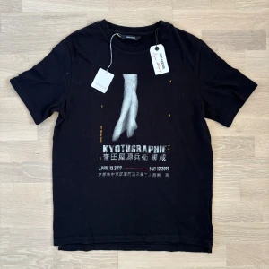 Svart t-shirt Zadig & Voltaire - Svart t-shirt från Zadig & Voltaire i samarbete med Benjamin Millepied | Säljes eftersom den var förstor | Den är storlek XXS men passar mer som XS/S (passar bra om man är runt 175) | Helt ny med tags, aldrig använd! | Kan eventuellt gå ner lite i pris vid snabb affär! // Levi