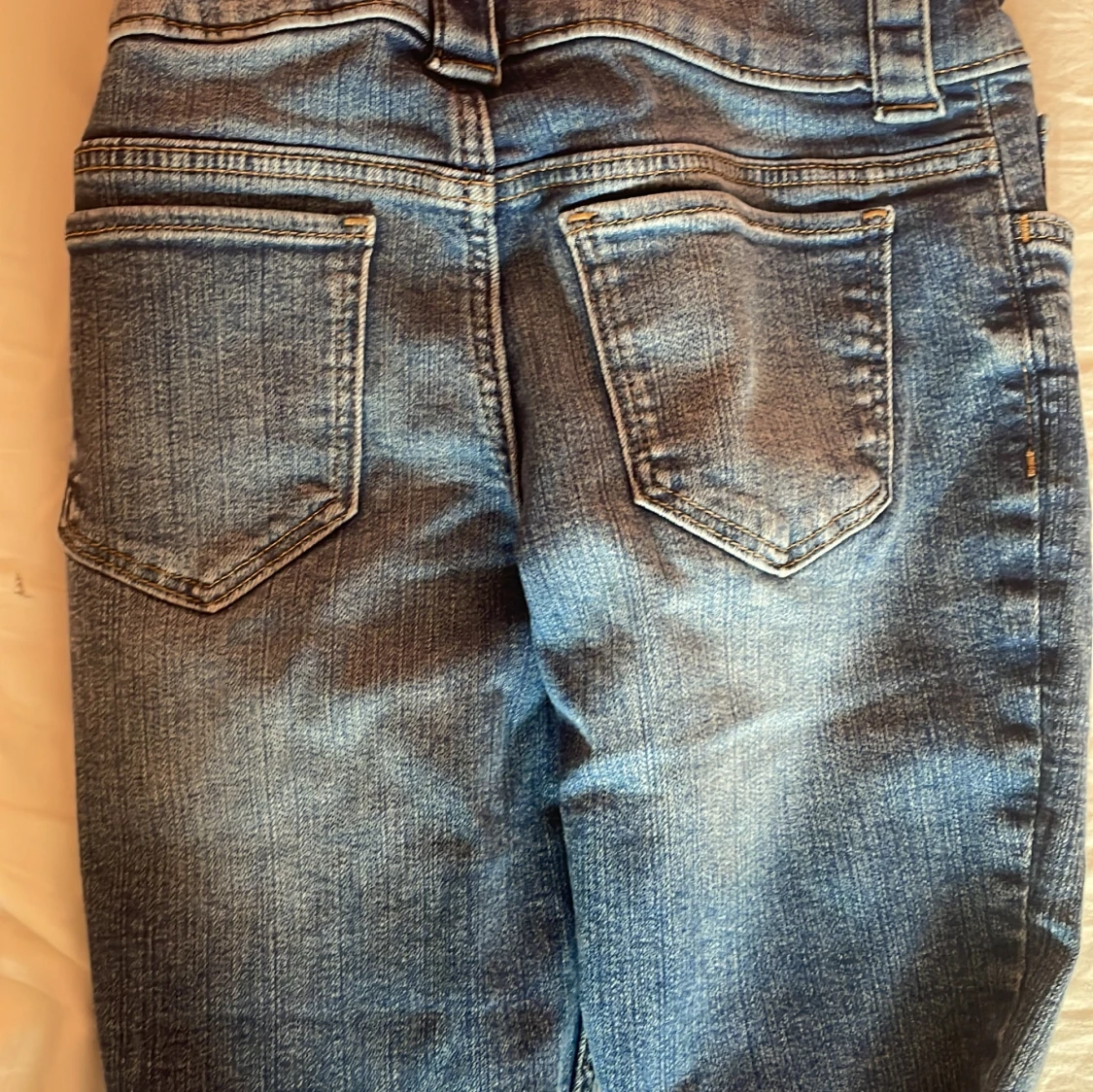 Levis bootcut jeans med slitna knän - 3