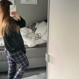 Rutig fleecebyxa i blått och rött - Mysiga fleecebyxor med rött, blått och grått rutmönster. Finns 2 stycken du får båda för samma pris om du vill 💗