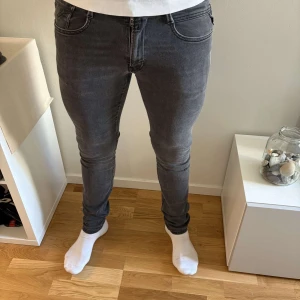 Gråa replay anbass  - Tja, säljer ett par grå/svarta replay byxor skicket är 8/10 storlek w33 l34😃vid frågor hör gärna av dig, priset ej hugget i sten 💵💫💵