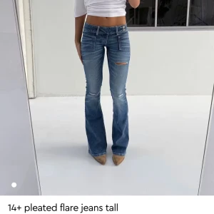 Blå bootcut jeans med slitningar - Snygga blå jeans med bootcut och lätt utsvängda ben. Storlek M men är mer som en S. Säljes endast provade med prislapp kvar🩷