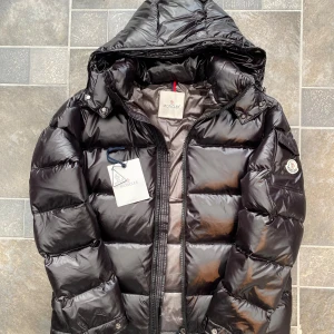 Moncler maya - Svart Moncler maya med tags kvar. Storlek 2/ M. Väl omhändertagen dun jacka till kallare dagar. Perfekt för dig som värdesätter stil och komfort.
