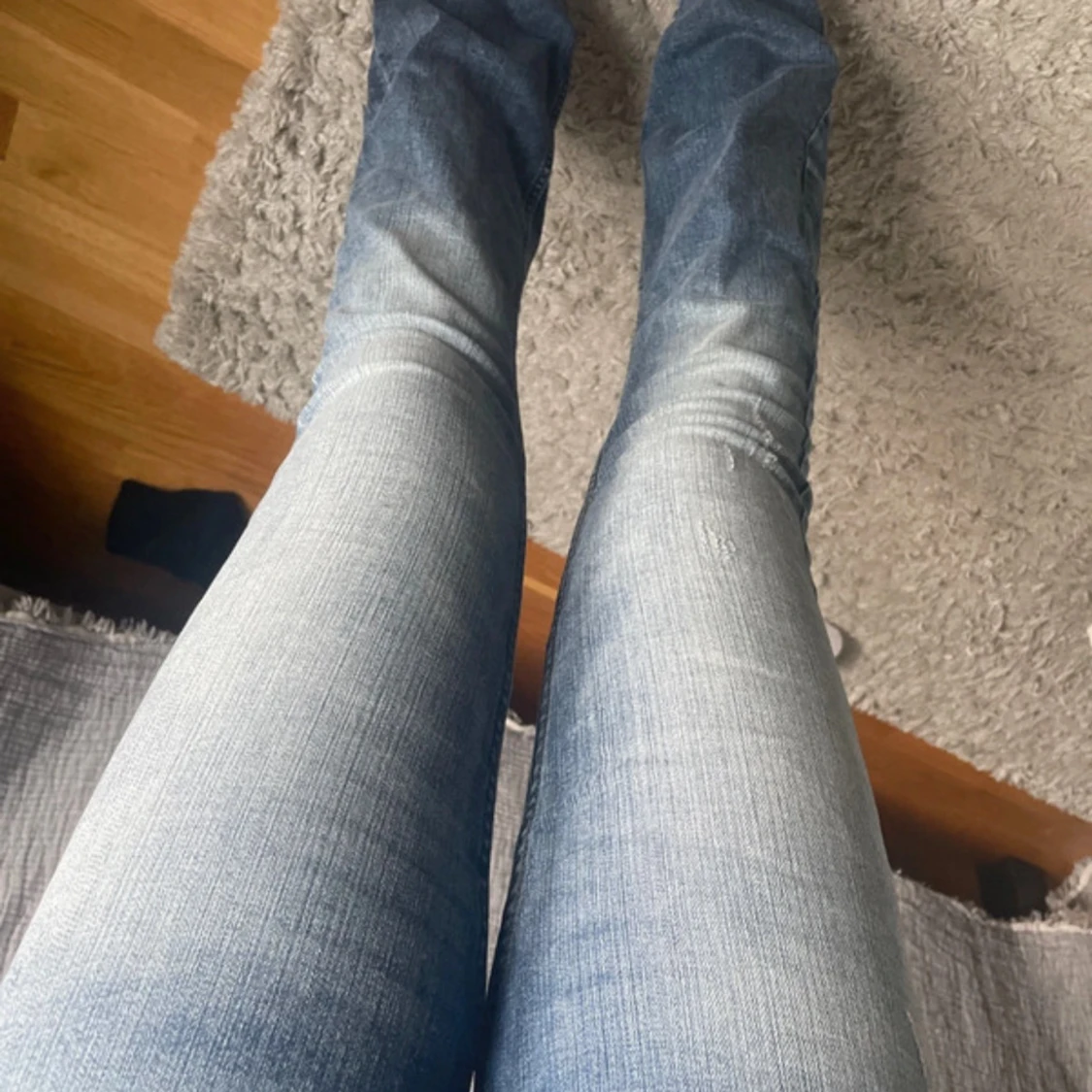 Blå bootcut jeans med slitningar - 2