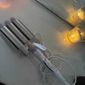 Trippeltång vågtång för hår - Trippeltång/vågtång för hårstyling i fint skick. Perfekt för att skapa stora, mjuka vågor. Snabb uppvärmning, ergonomiskt handtag och lång sladd. Inga synliga repor eller defekter, fungerar utmärkt. Passar alla hårtyper.