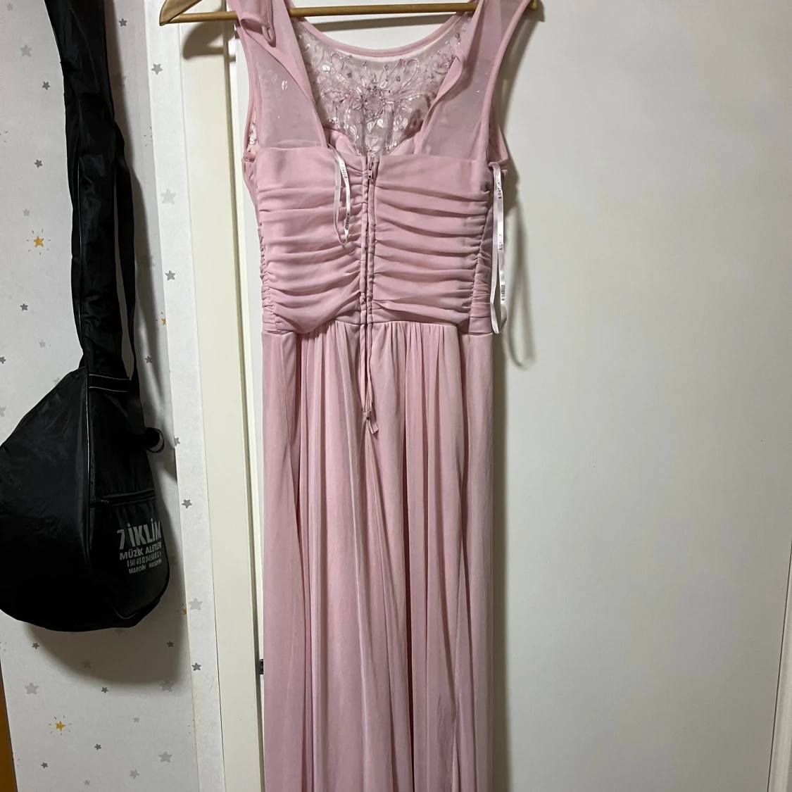 Ljusrosa långklänning med pärldetaljer - 2