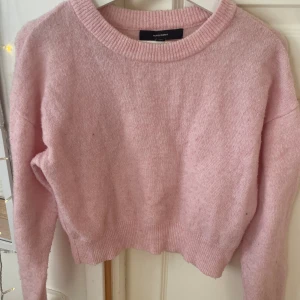 Rosa stickad tröja - Ljusrosa stickad tröja ifrån Vero Moda, har en del noppror men i övrigt i bra skick. Stl S.