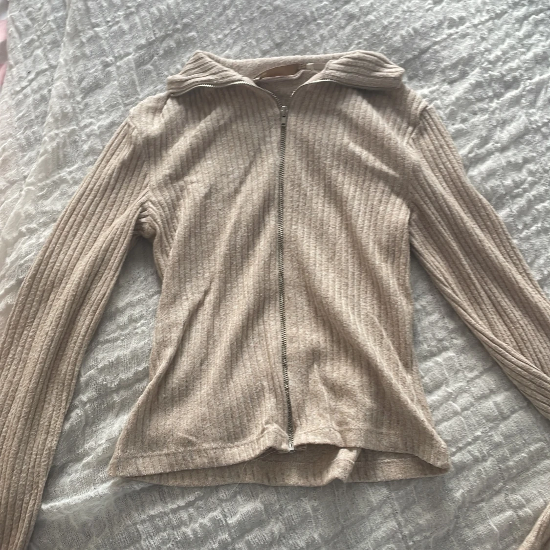 Beige ribbad kofta från 157 XS