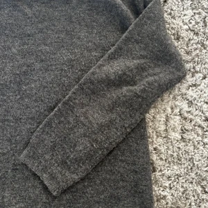 Mörkgrå stickad tröja från H&M - Mysig mörkgrå stickad tröja från H&M i storlek 146-152/xxs. Mycket bra skick!