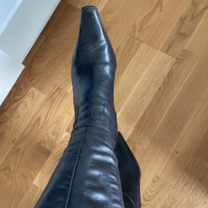 klassiska skinnstövlar med block klack från NOVITA, design med modern stil ! - Stilrena eleganta skinnstövlar med blockklack & spetsig tå. Perfekta för en edgy och chic look!