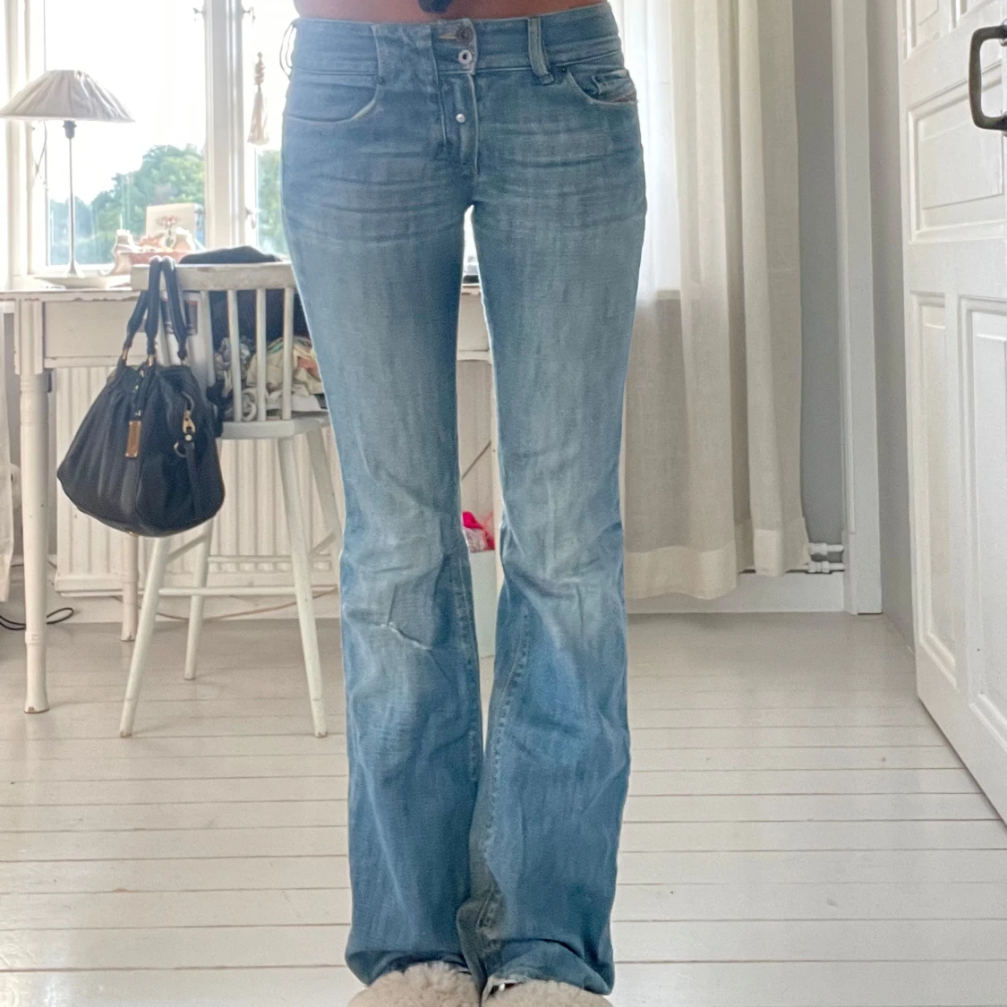 Ljusblå lågmidajde bootcut jeans från diesel - 4