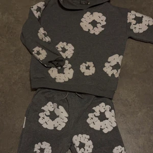 Grå denim tears tracksuit - Denim Tears tracksuit – grå, strl M Helt ny & oanvänd, säljes för 899 kr. Fraktas samma dag ✅priset kan diskuteras, vid frågor är du välkommen att ställa de 