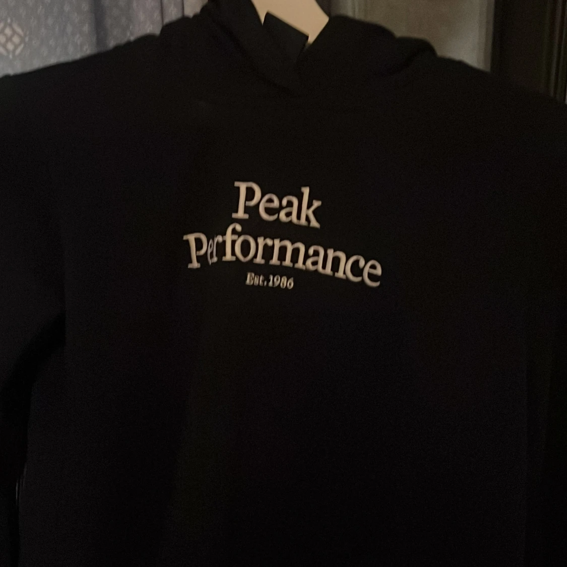Svart hoodie från Peak Performance