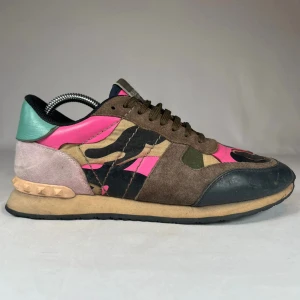 Valentino Garavani Rockrunner sneakers - En intressekoll på mina valentino rockrunners. Är intresserad va du skulle vilja köp dessa skor för. Skicka gärna prisförslag eller skriv till mig. Får ja rätt pris kommer ja nog lägga upp dem för försäljning 