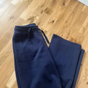Mörkblå mjukisbyxor från Gina Tricot - Helt nya oanvända mjukis från ginatricot