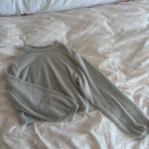 Grå stickad tröja med lång ärm - Mysig grå stickad tröja med rund hals och långa ärmar. Perfekt för kyliga dagar och enkel att matcha med jeans eller kjol. Tröjan har en loose passform och är tillverkad i mjukt stickat material som känns skönt mot huden.❣️❣️