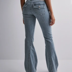 True religion jeans - Säljer mina trueys,pga typ ingen användning,köptes för ett år sen å de är defekter därav pris,skriv om mått osv privat eller fler bilder 