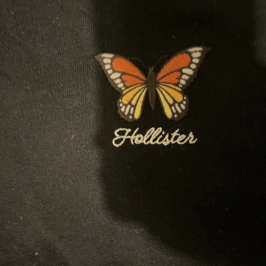 Svart croppad tröja från Hollister - 3