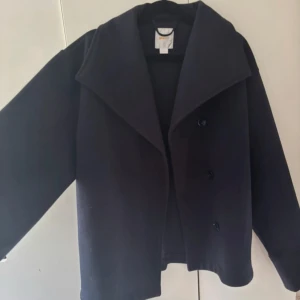 Marinblå kappa - Marinblå kappa från Gina i storlek 170 men känns som en S/M, endast använd 1 gång
