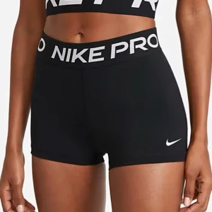Nike Pro svarta träningsshorts - Nike Pro shorts i svart med bred elastisk midja och vit logga framtill. Tight passform och korta ben, perfekta för gymmet eller sport. Materialet är mjukt och stretchigt syntet som andas och sitter skönt mot kroppen. Snyggt Nike Pro-tryck runt midjan. Klippte bort lappen (se bild 3) då den va irriterande men de är använda väl men väldigt fina💘 köpta för 499kr för ett par år sedan!💘Skickar inom 24h!💘