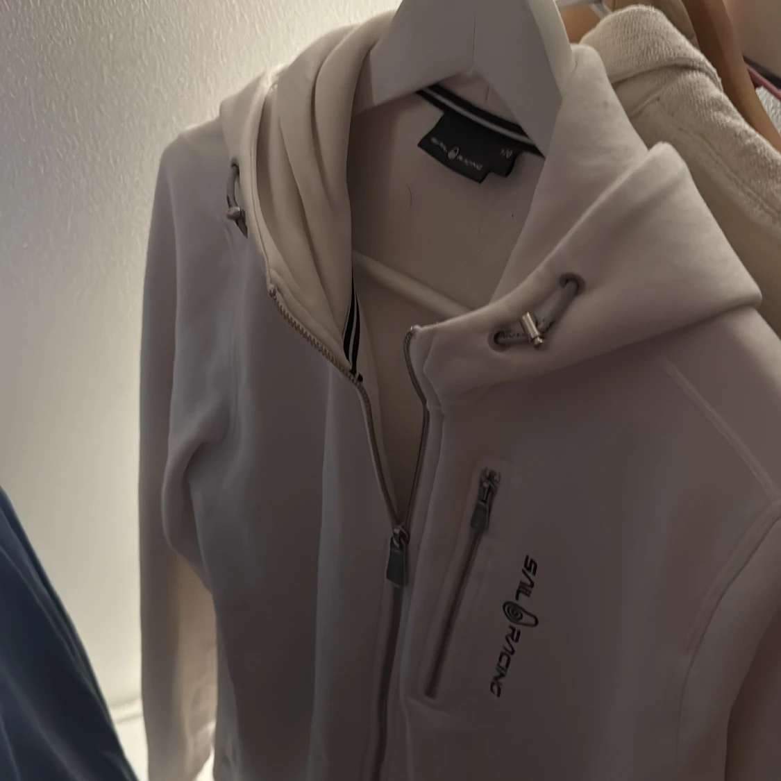 Vit hoodie från Sail Racing med dragkedja