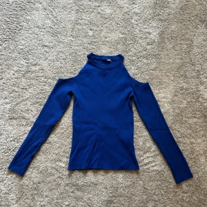 Kornblå ribbad offshoulder topp - Figurnära ribbad topp