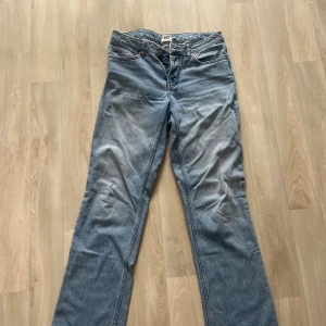 Icon jeans  - Använda men fortfarande i bra skick. Jättesköna men kommer inte till användning tyvärr. 