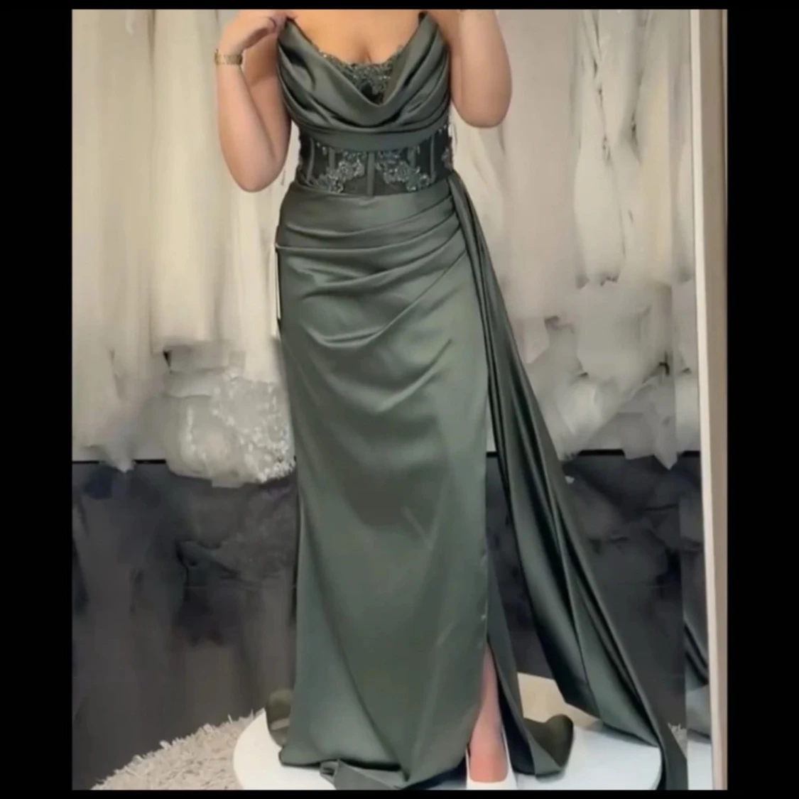 Grön långklänning med spetsdetaljer - 1