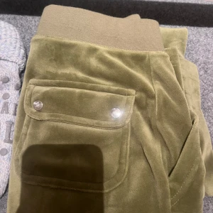 Juicy byxor - Olivgröna juicy byxor knappt använda i storlek xxs❤️