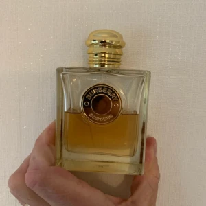 Burberry Goddess parfymflaska - Snygg parfym från Burberry med lyxig design och guldig detalj. Perfekt för dig som vill ha en trendig accessoar på hyllan. Flaskan är stilren och passar dig som gillar exklusiva märken. 40-45 ml kvar i flaskan 