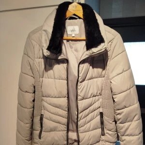 Beige jacka storlek 42 oanvänd  - Snygg beige jacka från Isolde. Storlek 42. Aldrig använd och säljes för 400kr