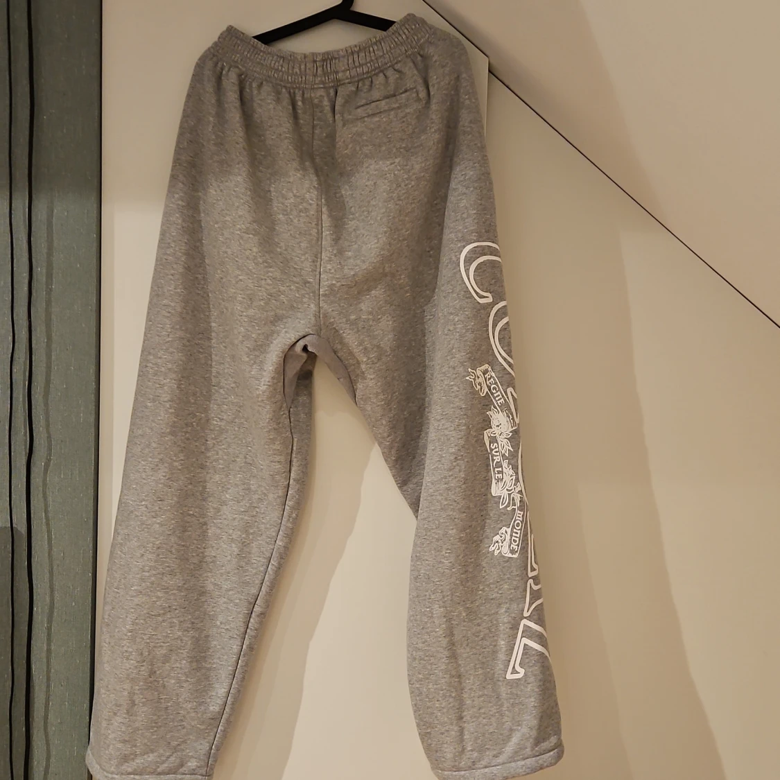 Grå mjukisbyxor från Corteiz, stl L - 1