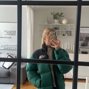 Grön North Face Jacka  - Köpt 2021, använd max 5 gånger sen dess då den var för stor för mig när den köptes. Herr model så lite större i storleken. Ordinarie pris 3899kr