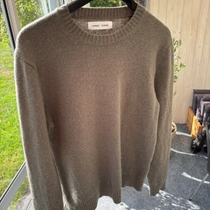 Ljusgrön stickad tröja från Samsøe Samsøe - Säljer nu en stickad ljusgrön tröja. Knappt använd. Hör gärna av dig vid frågor och funderingar. 