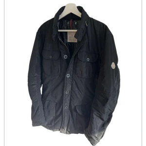 Moncler field jacka - Extremt fet fieldjacka från Moncler, bra skick utan märkvärdiga defekter. Storlek 4 vilket motsvarar typ M/L. Modellen är 188, hör av dig vid funderingar.
