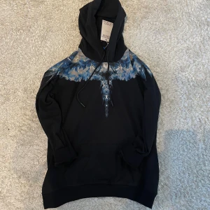 Marcelo Burlon hoodie - Hej, säljer denna svarta marcelo burlon hoodien. Storlek XL. Nyskick. Fraktar snabbt. Bara skriva vid fundering!