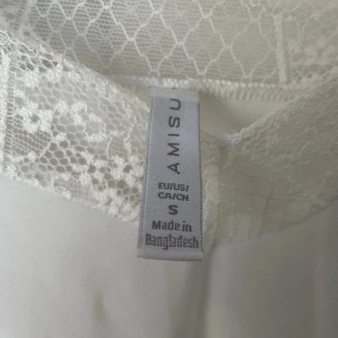 Vit spetslinne från Amisu - 2