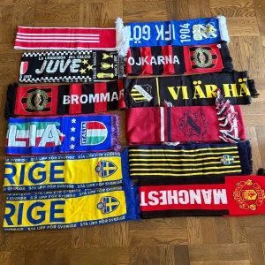 Sällsynta Fotbollshalsdukar (Sverige, Man United, Juve mm.) - 12 Fotbollshalsdukar med bland annat Sverige, Manchester United, Juventus, Italien, Brommapojkarna, BK Häcken och IFK Göteborg 99 kr styck, 999 kr vid köp av alla samtidigt
