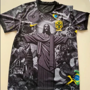 Nike Brasil fotbollströja M - Unik svart och grå Brasilien fotbollströja från Nike med Dri-Fit material. Framsidan har ett detaljerat tryck med Kristusstatyn. Helt ny aldirg använd!