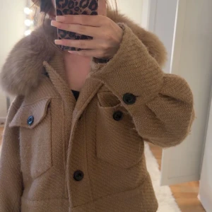 Beige stickad jacka med päls - Säljer denna meotine jacka använt ett par gånger men kommer inte till nån användning längre!! Pris kan diskuteras 💞