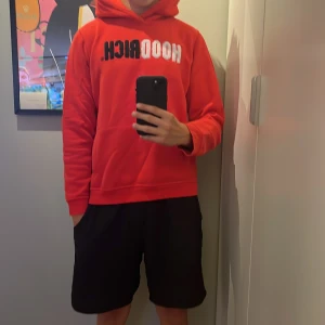 Röd Hoodrich hoodie - En röd Hoodrich hoodie storlek 13-15 år passar S 