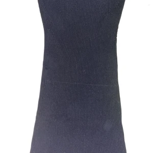 Svart ribbad medellång klänning - Säljer denna svarta medellånga klänningen då den inte används💞