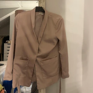 Beige/rosa kavaj - Kavaj från H&M, använt fåtal ggr