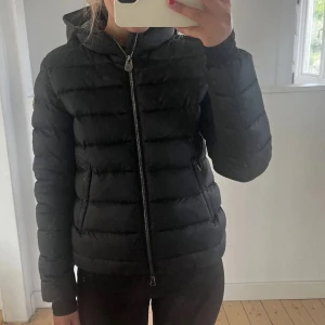 Svart colmarjacka - Säljer denna svarta colmar dunjackan då den är lite liten på mig, nyskick, vid fler frågor eller funderingar är det bara att höra av sig!💗