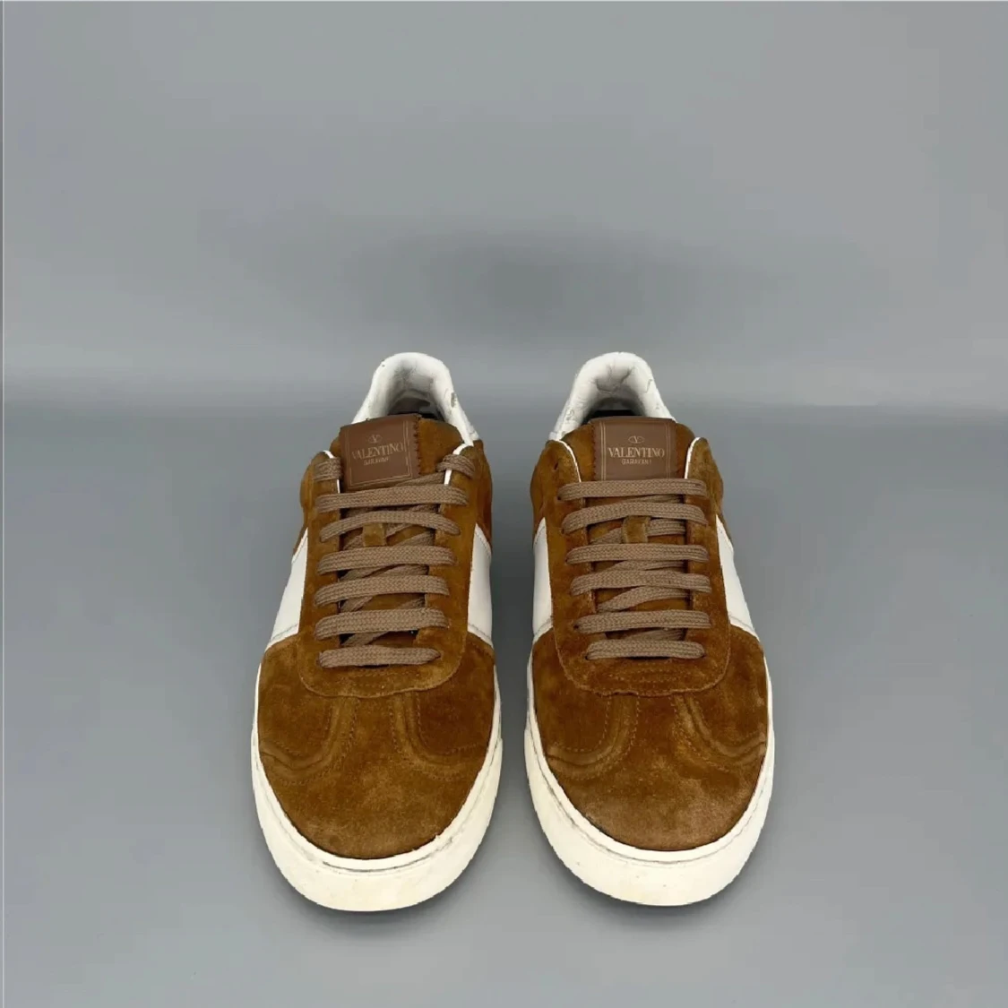 Valentino Garavani bruna sneakers mocka
