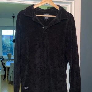 Svart långärmad tröja Robbie Moor - Säljer nu denna skjorta då den inte används längre, i fint skick Färg: svart Storlek: L, sitter som en M dock