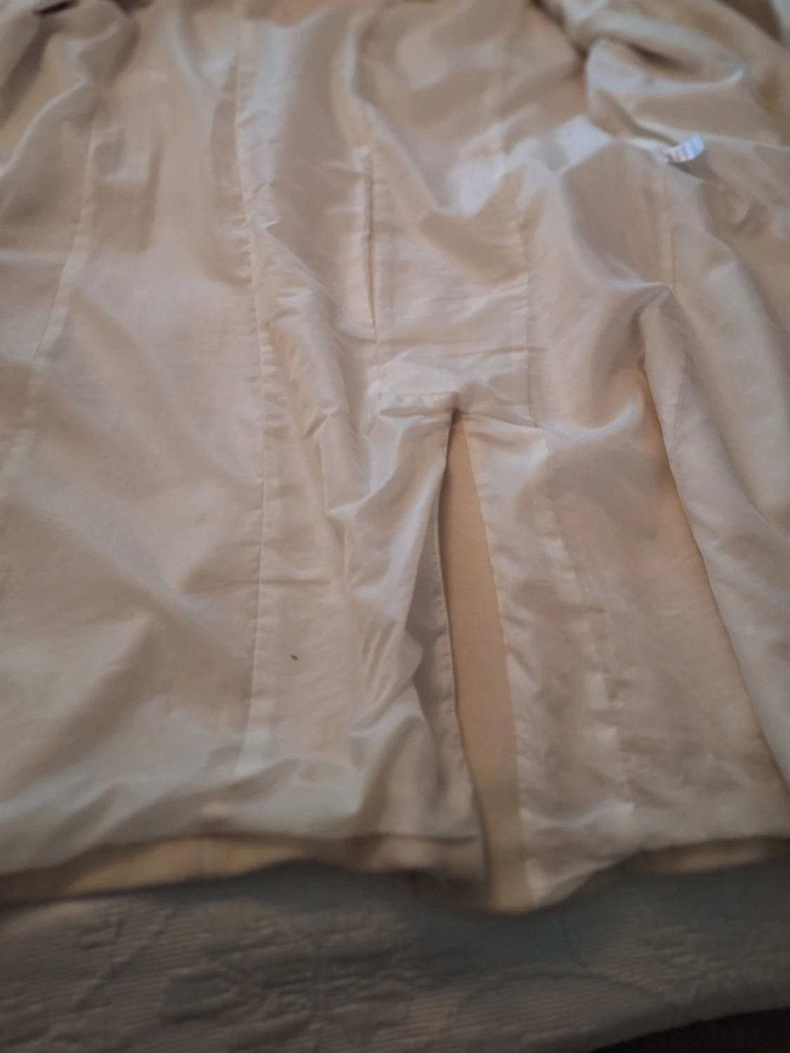 Beige trenchcoat med bälte och knappar - 5