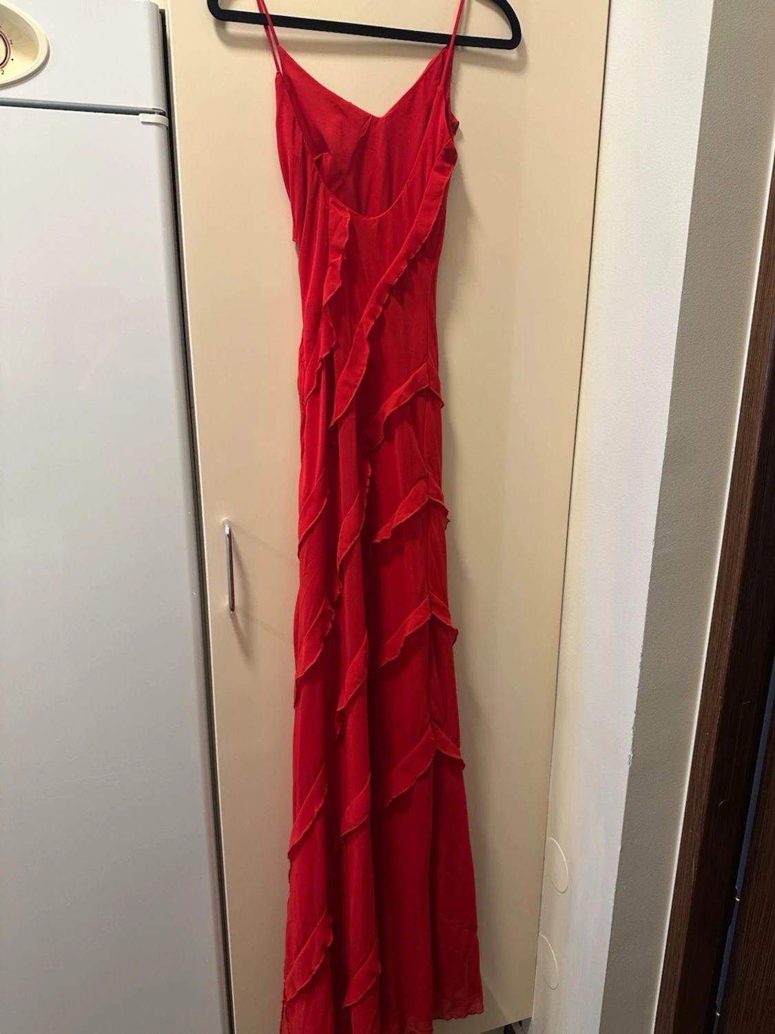 Röd långklänning med volanger från Mango - 2